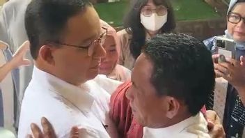 Breaking Tears Of Ex-Residents Of Kampung Bayam While Hugping Anies During His Adukan Fate