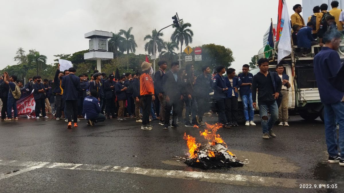 Tolak Kenaikan BBM: Ratusan Mahasiswa Blokade Jalan Merdeka Barat Sambil Bakar Ban