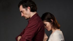 5 Tanda Kerinduan pada Pasangan yang Menimbulkan Masalah Hubungan