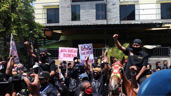 Bajo Penantang Gibran Berkuda Daftar Calon Wali Kota ke KPU Solo