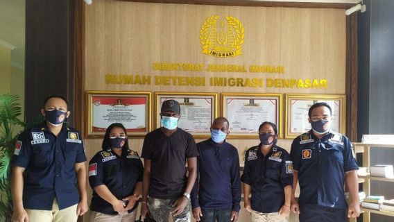 Kemenkumham Bali Deportasi 4 WNA, 3 dari Nigeria, 1 dari Pantai Gading