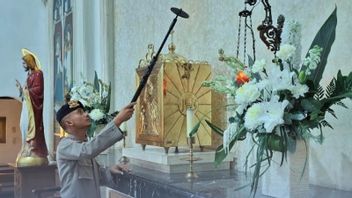 メダンでの教会の消毒ブリモブは金曜日の聖なる礼拝に先立って