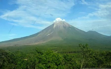 Badan Geologi ESDM Turunkan Status Gunung Semeru di Jatim Awas ke Siaga