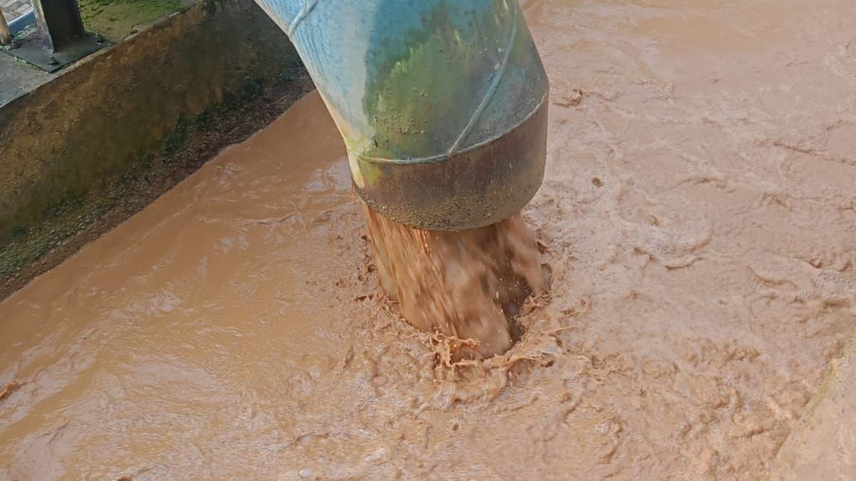 シサダンの泥が増え、PDAMタンゲランがタンクローリーを準備してきれいな水を分配するのを助ける