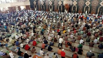 صلاة عيد الفطر في مسجد منطقة تانجيرانج ، والطاقة الاستيعابية للجماعة محدودة ب 50 في المائة 