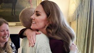 凯特·米德尔顿(Kate Middleton)在遇到癌症患者时的手势引起了人们的注意。