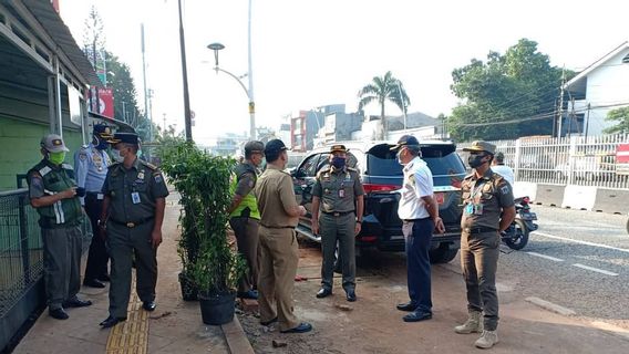 Cara Satpol PP Kawal Pasar Ikan Jatinegara Selama PSBB Jakarta