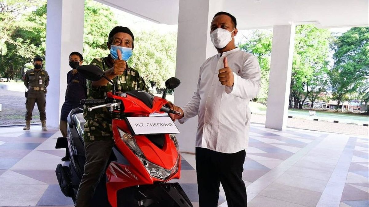 Grand-père à Makassar Qui Est Devenu Viral Pour 15 Km De Pagaie De Vélo Pour Les Vaccins Obtient Le Prix De Moto