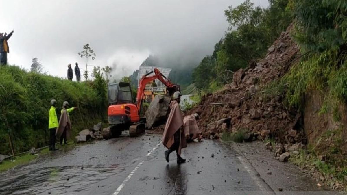 雨和雾，关闭Tawangmangu-Magetan Karanganyar公路的山体滑坡材料的疏散停止