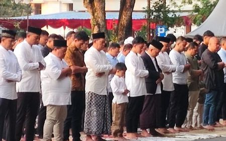 Didampingi Istri dan Anaknya, Gibran Salat Iduladha di Balai Kota Solo