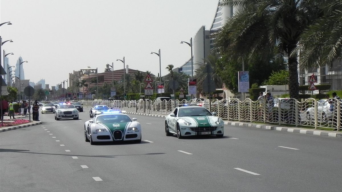 حملة غير قانونية على مواقف السيارات: 400 سيارة "تم إخلاؤها" من قبل شرطة دبي في غضون ساعة، تم سحب 17 منها