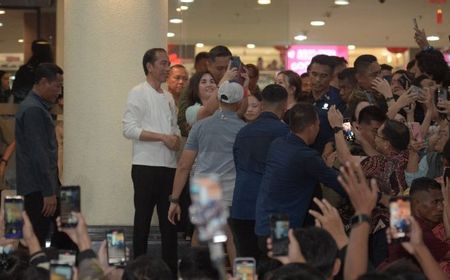 Jokowi Makan Malam di Megamall Manado, Warga Antusias Berebut Foto