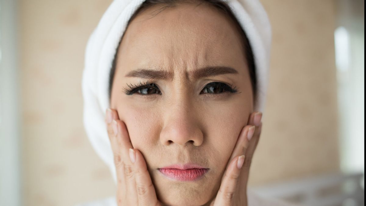 Bikin Nggak Percaya Diri, Ini 5 Penyebab Makeup Menggumpal setelah Diaplikasikan