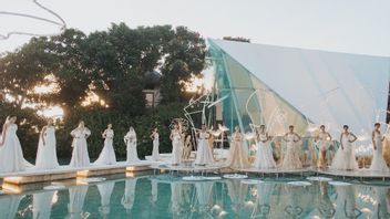 Keanggunan Wedding Dress Saat Matahari Terbenam dalam Le Jardin Poétique di Bali 