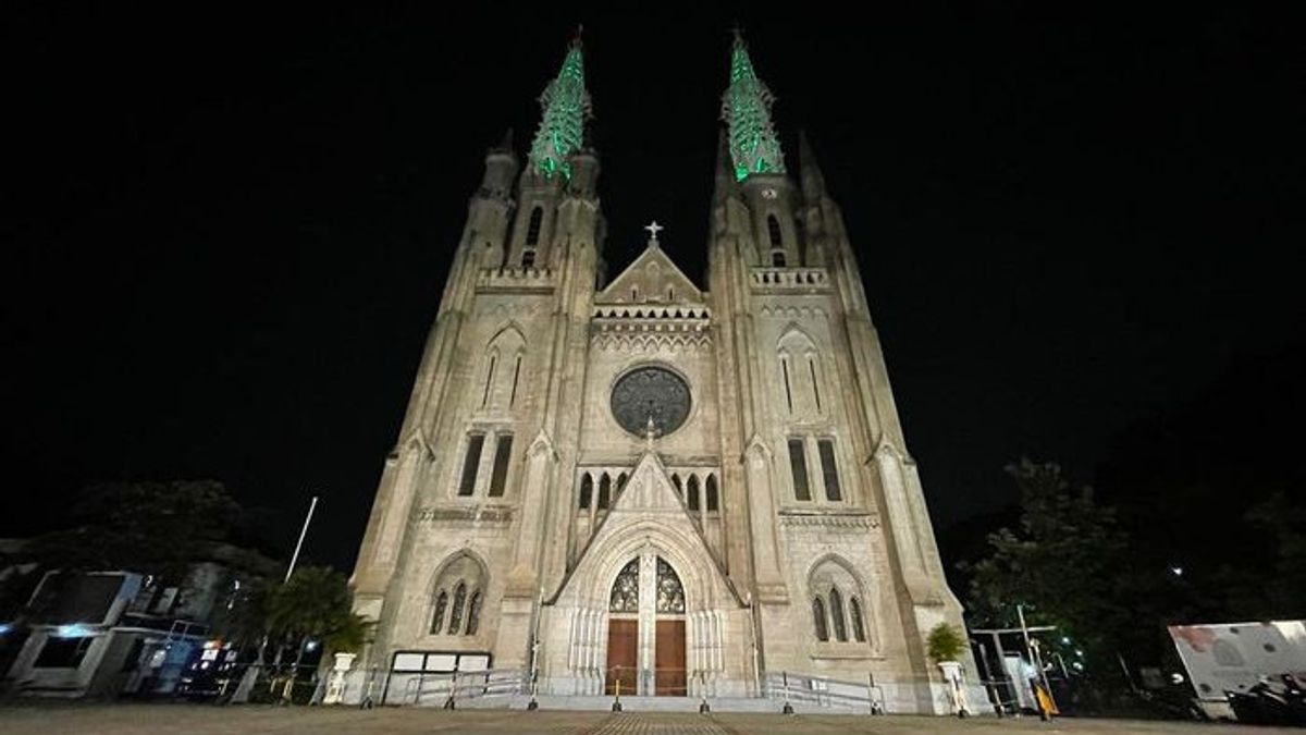 防止堆叠，雅加达大教堂教堂的所有会众 2022 年圣诞节弥撒从 2 号门进入