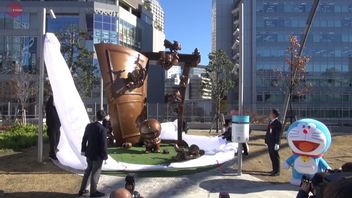 漫画系列出版50年：哆啦A梦、大雄和无处不在之门的青铜雕像在东京揭幕