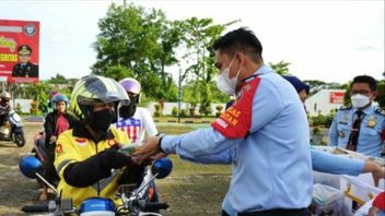 Program Bagi Takjil Imigrasi Palembang Bersama Kemenkumham Sumsel kepada Tukang Ojek Buka Puasa