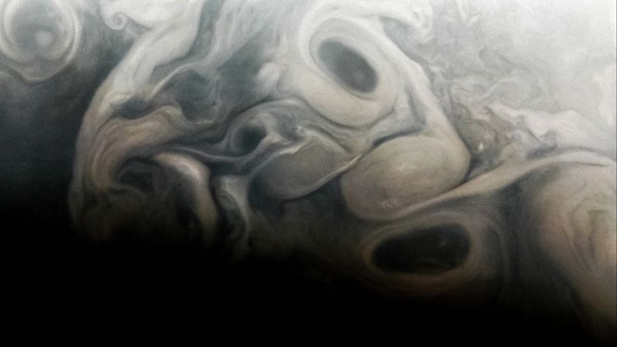 NASAのジュノーは木星の雲の塊の「顔」の肖像画を崇拝します