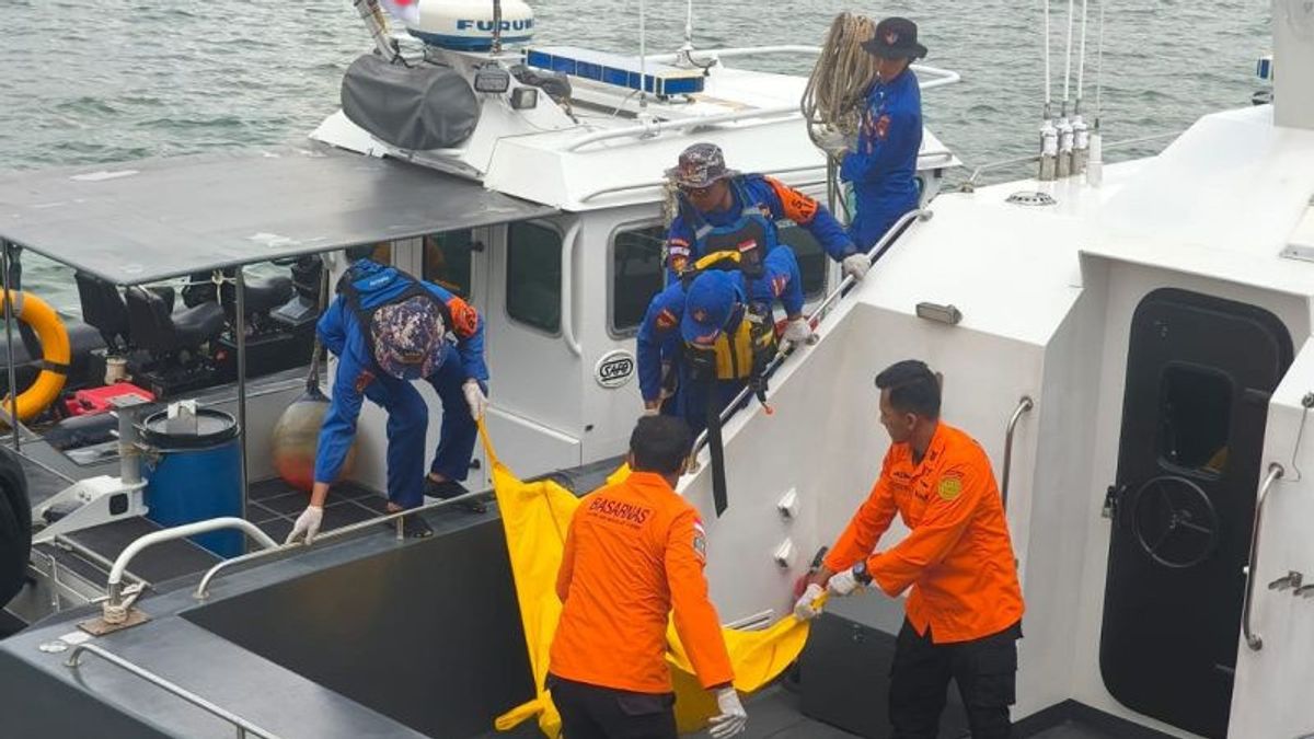 Trouvé du corps d'un adolescent s'est suicidé par un coup de pied depuis le pont de Batam