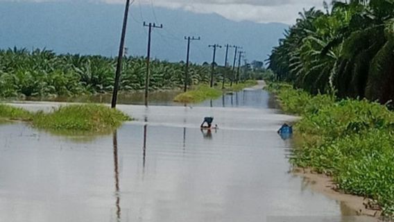 Thousands Of Residents Are Isolated Because The Tiku Lima Jorong Agam Entrance Is Flooded