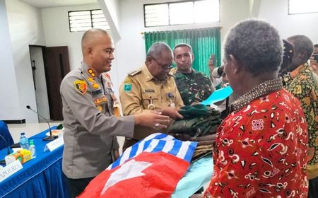 Bawa Bendera GAM dan Panah, 3 Pimpinan TPNPB Serahkan Diri ke Polres Sorong Selatan