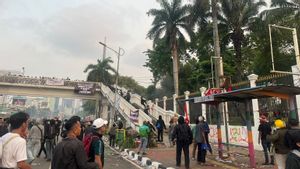 Suasana Depan Gedung DPR RI Memanas, Polisi Lempar Batu dan Tembakan Gas Air Mata