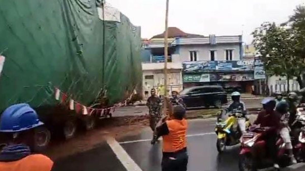 Truk Pengangkut Trafo PLN Tersangkut Trotoar di Kawasan Kalimalang Jaktim