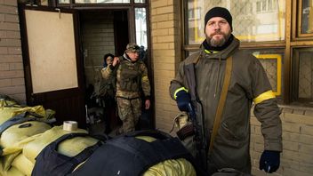 Senjata Api Laris Manis saat Polisi Ukraina Longgarkan Aturan di Tengah Invasi Rusia, Warga Sipil: Kami Harus Hentikan Mereka