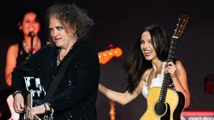 Duet Olivia Rodrigo dan Robert Smith Bawakan Lagu The Cure di Panggung Utama Glastonbury