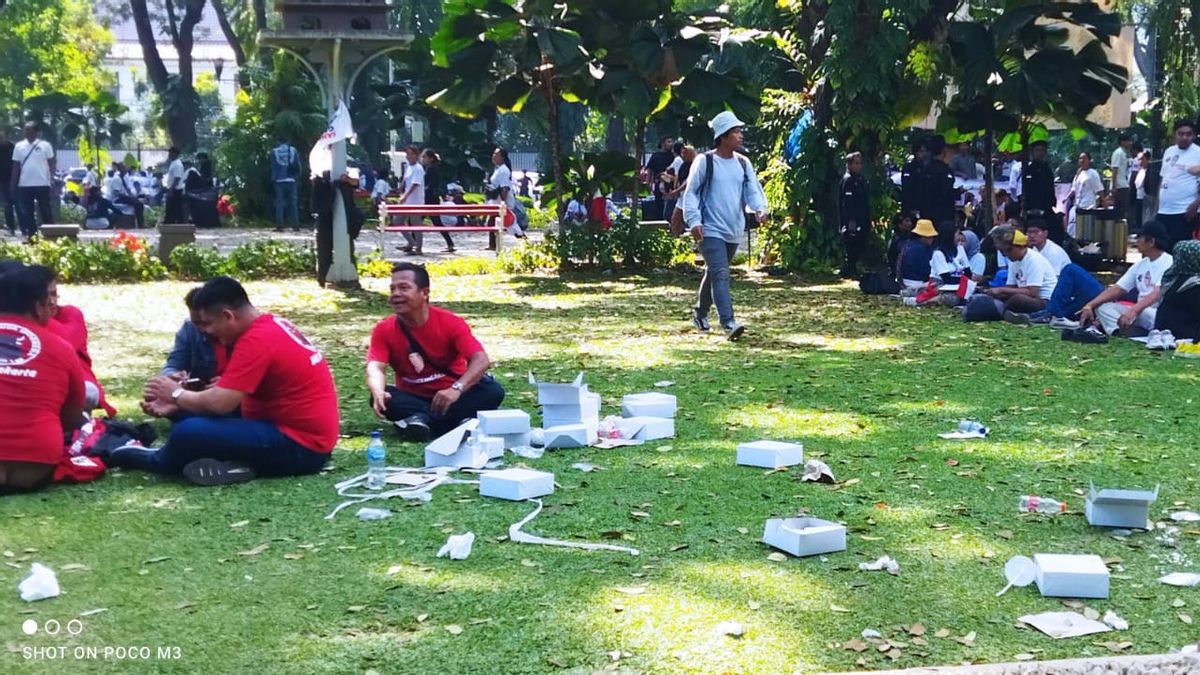 Massa Pendukung Capres-Cawapres Istirahat di Rumput Hijau Taman Suropati, Tapi Sampahnya Tidak Dibereskan 