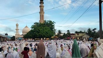アチェのナガンラヤでタリカットシャタリヤに従うイスラム教徒はイードアルアドハを祝いました
