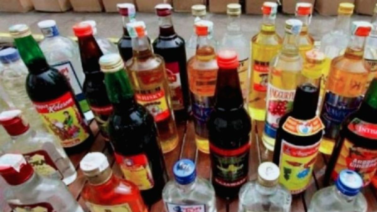 8 People Died After Drinking Oplosan Alcohol Rp25,000/Bottle In Karawang, 3 People Become Suspects