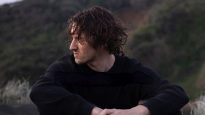 Dean Lewis sort les albums de The Epilogue Deluxe et Anyar Single, With You