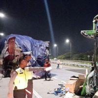 Bus Pariwisata Angkut Siswa SMP Tabrak Truk di Tol Jombang, 2 Orang Tewas