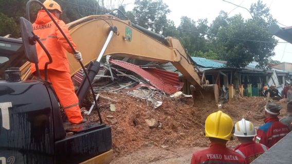 4 Warga Batam Tertimbun Longsor, Tiga Tewas dan Satu Masih Hilang