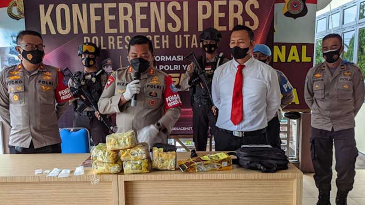 Arrestation De Trafiquants Dans Une Cabane Intérieure Du Nord D’Aceh, La Police Confisque 1 Sac De Colis De Méthamphétamine