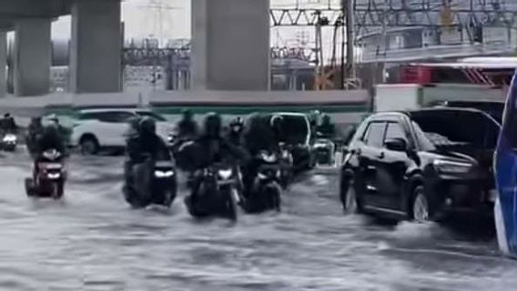 REマルタディナタ道路の路面は、JISの正面へのアクセスが洪水によって浸水しました