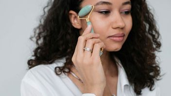 Skin Doctors Express The Benefits Of Home Skincare Devices But Don't Have High Expectations!