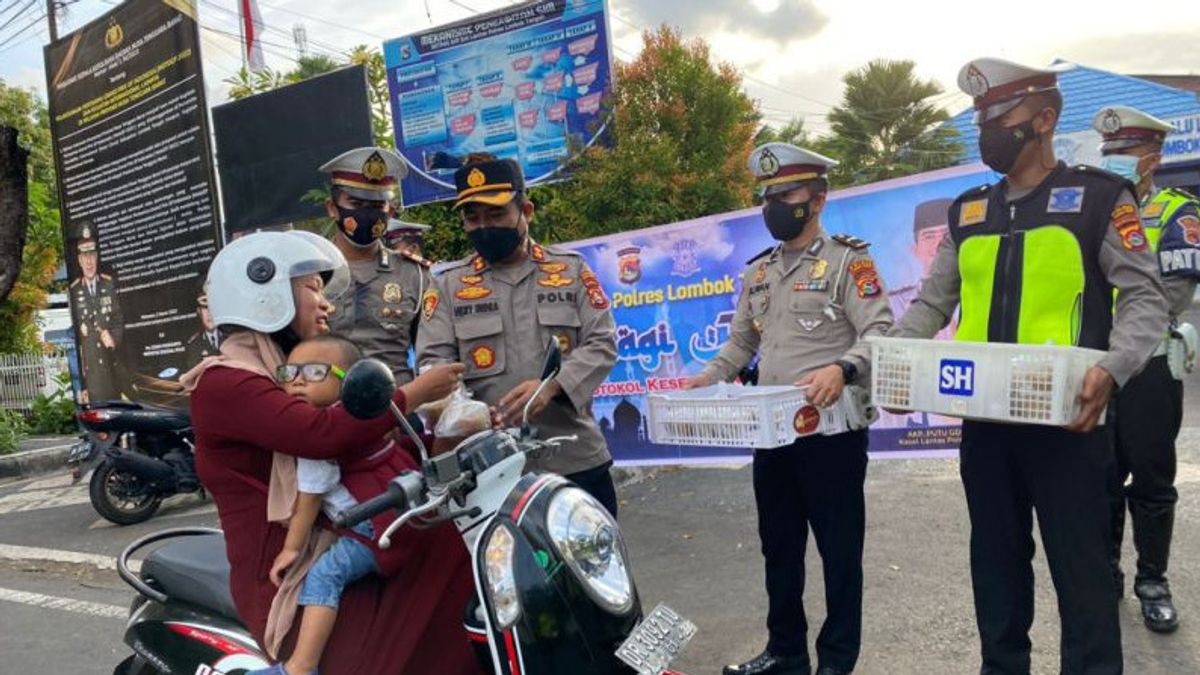 Central Lombok Police Distribute Takjil To Motorists On The Highway