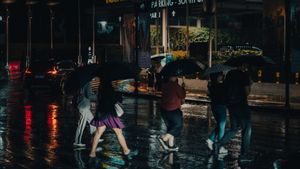 Jakarta Hujan Deras, Sejumlah Rute Transjakarta Terlambat dan Dialihkan