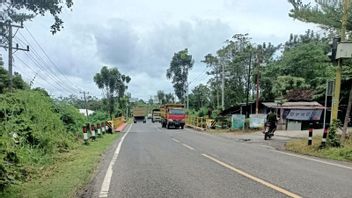 许多车辆通过收费公路，Lebaran 2022在苏门答腊中央十字路口OKU地区倒流，由Lengang监测
