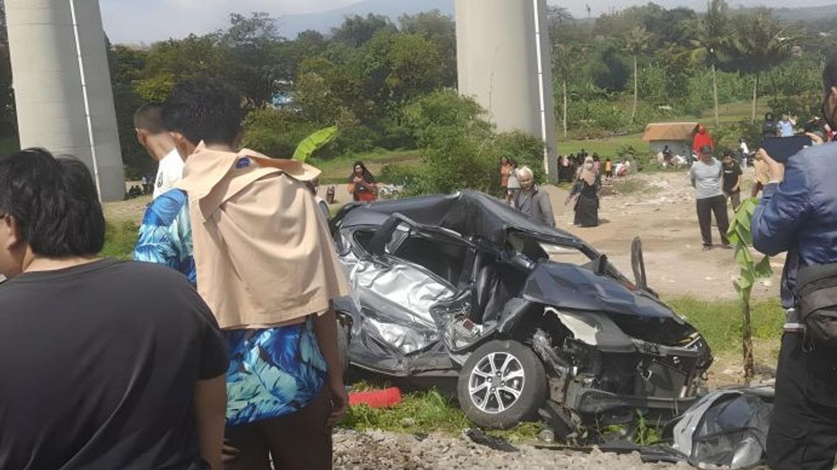 سيارة قطار التغذية Whoosh تصطدم بسيارة في غرب باندونغ ، 2 توفي ، 4 آخرون أصيبوا بجروح خطيرة
