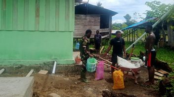 فرقة العمل رقم 119 التابعة ل TMMD Kodim Yahukimo Bangun MCK لمواطني القرى النائية في بابوا غونونغ