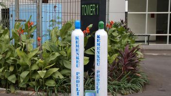 Ministry Of Finance Employees Donate 100 Oxygen Cylinders To Wisma Atlet Emergency Hospital