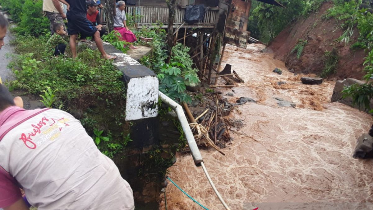 南スマトラ島の96軒の家屋が木と石の材料によって大きな被害を受け、住民は高い場所に避難しました