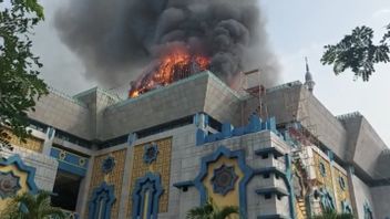 雅加达伊斯兰中心清真寺火灾发生时 建筑工人融化沥青卷