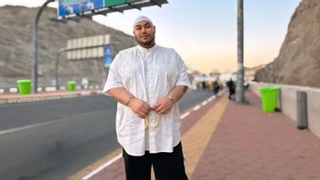 イワン・グナワン ハッジ中の課題の物語:再び祈り、突然カメラによって強調される