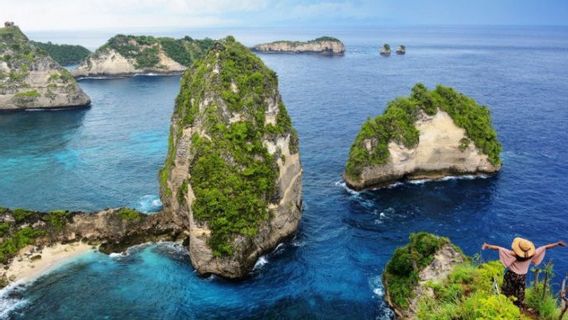 Boat Carrying A Dihantam Ombak Tourist In Nusa Penida Until The Front Glass Is Broken, 6 Tourists