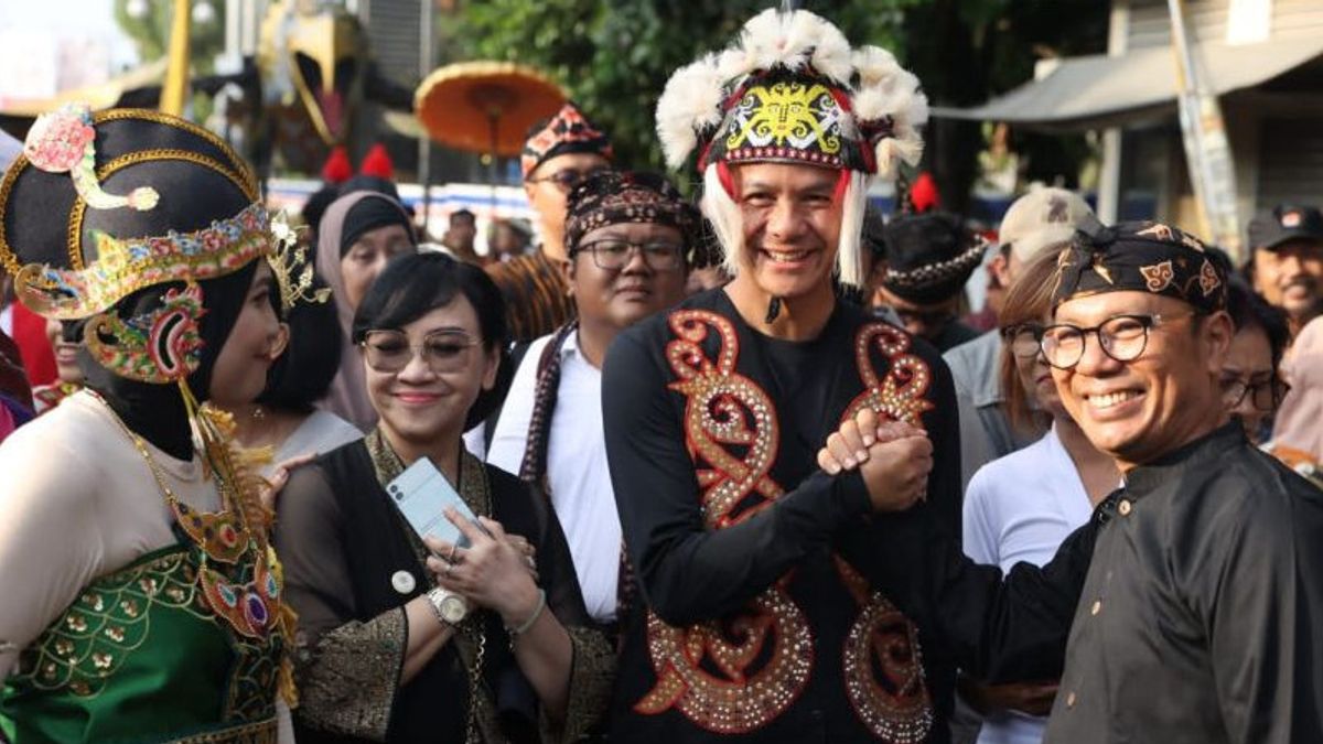 使用Busan Dayak,Ganjar Ikut Kirab Budaya Nitilaku 2023 在日惹