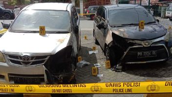 2 Cars Burned Due To Molotov Terror Bombing To The Jayapura Jubi Media Office, Police Process Crime Scene